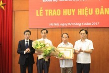 Lễ trao Huy hiệu Đảng năm 2017
