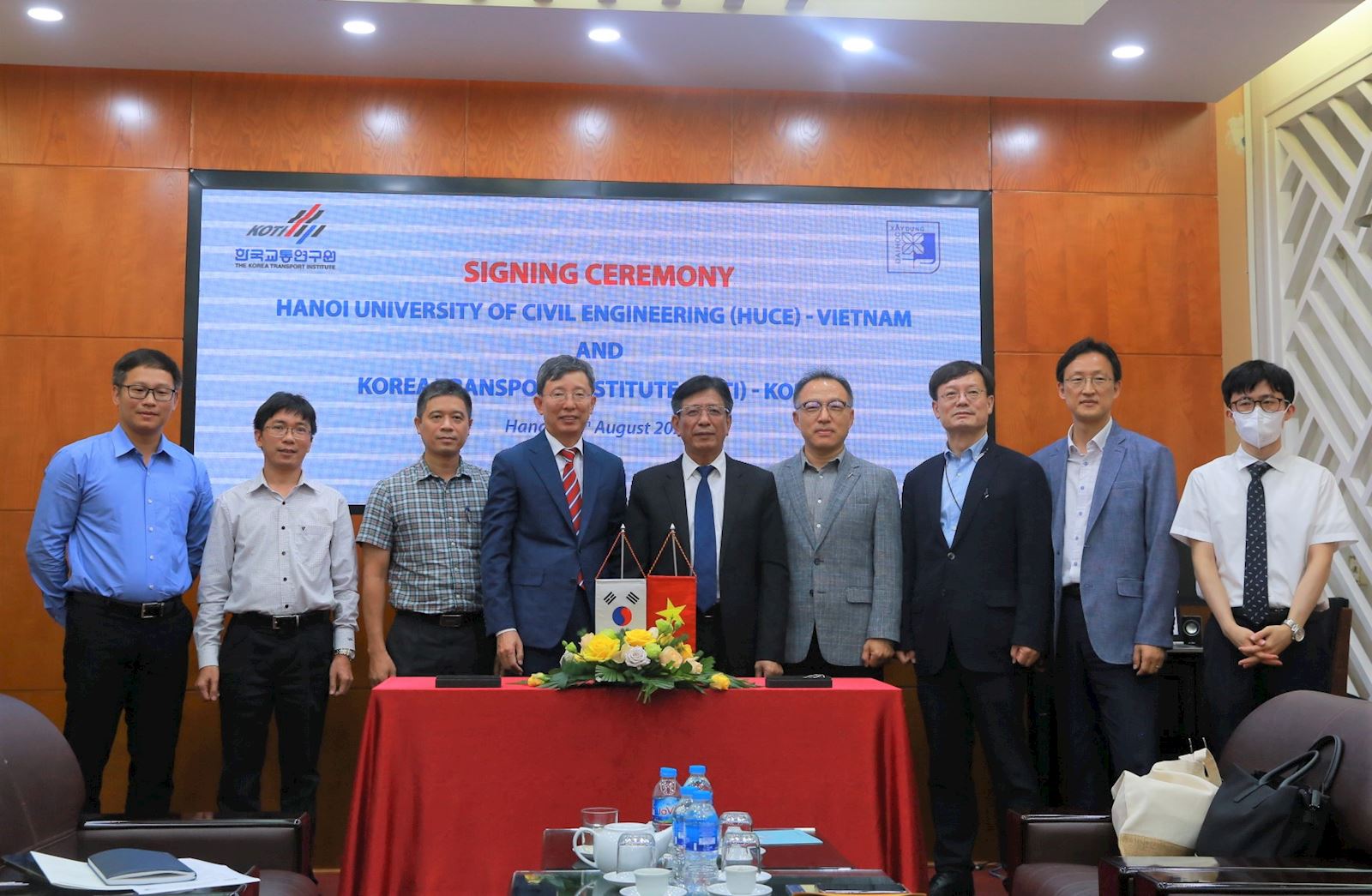 Lễ ký kết Thỏa thuận hợp tác giữa Trường Đại học Xây dựng Hà Nội và Viện Giao thông Vận tải Hàn Quốc