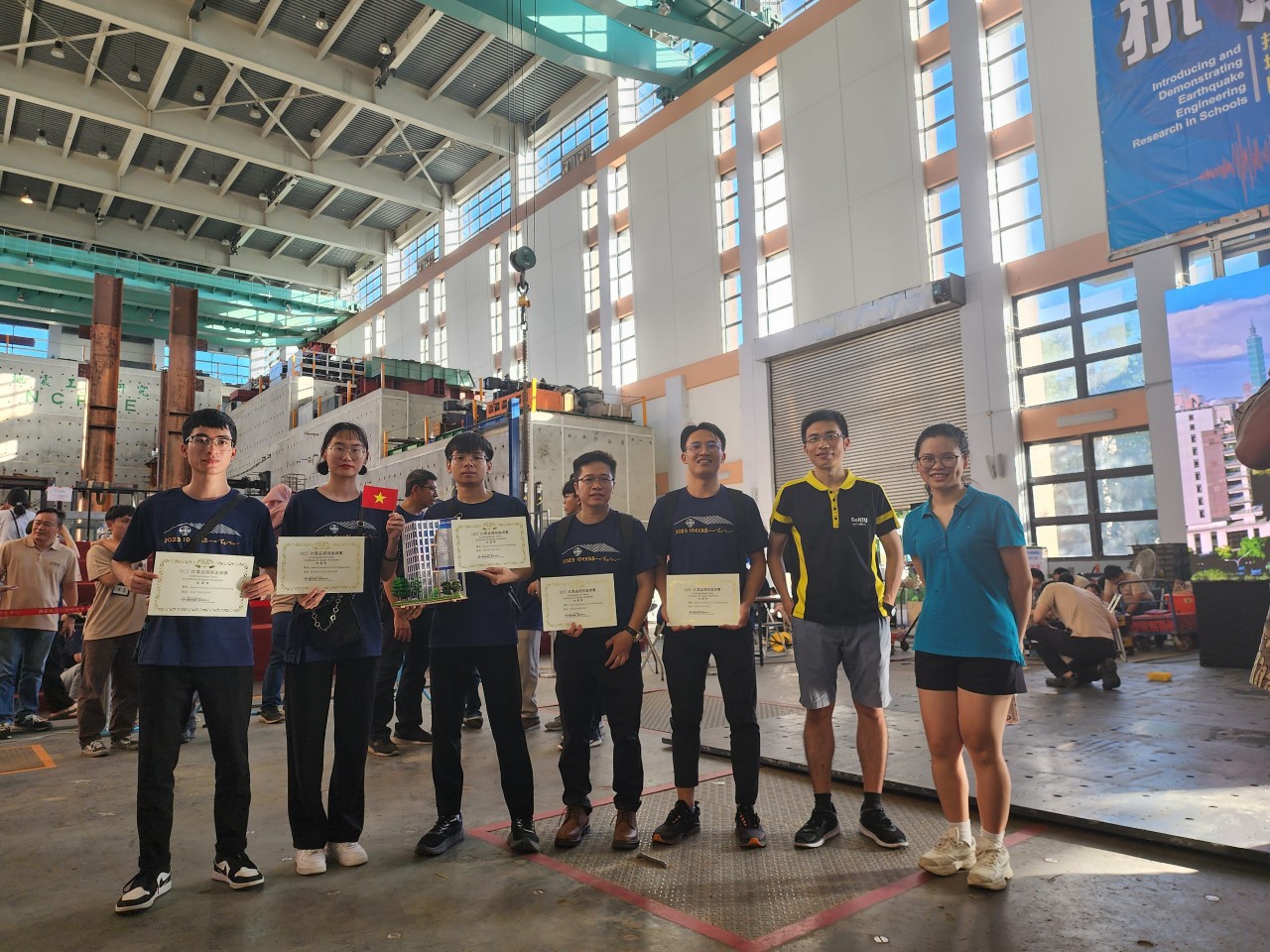 Sinh viên Trường Đại học Xây dựng Hà Nội tham gia cuộc thi mô hình chống động đất trong trường học tại Đài Loan